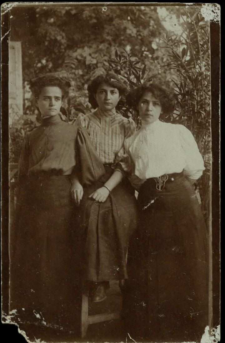 מימין: מינה, מאשה וחנה ויצמן, 1912